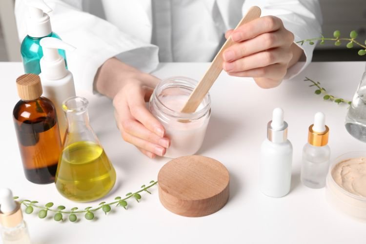 Técnico de laboratorio documentando resultados de control de calidad de muestras de cuidado de la piel